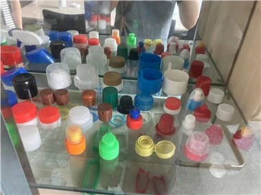プラスチックは成形機を作る水差しの帽子型の射出成形を行います